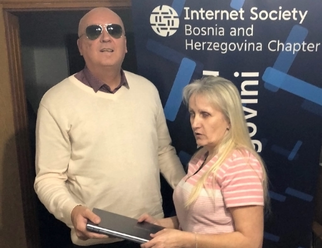 Hamdo Kentra poklanja laptop gđi Klari Vujnić