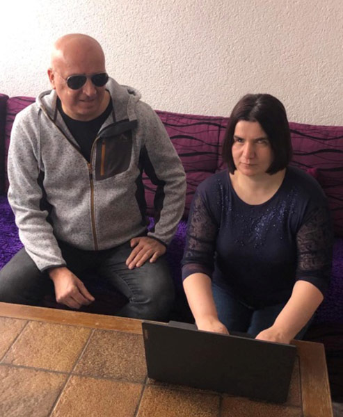Training participant Sedina Dragunić applies acquired computer skills with the help of lecturer Hamdo Kentra.