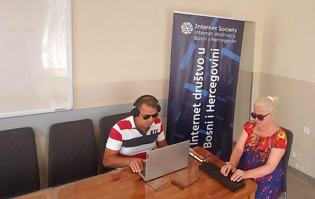 Training participant Mihovil Lučić during computer training together with his lecturer Tifa Tučić.
