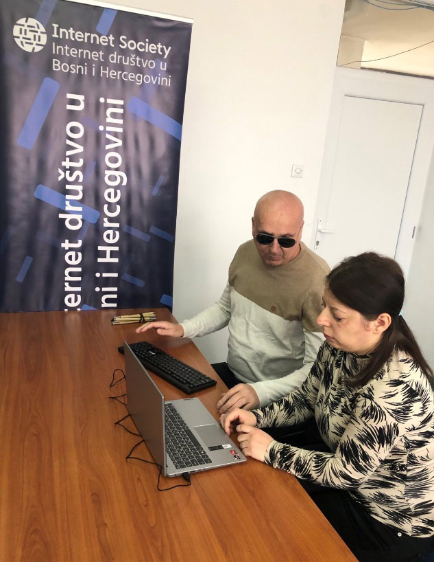 Training participant Daniela Rajković during training for Internet journalism with lecturer Hamdo Kentra