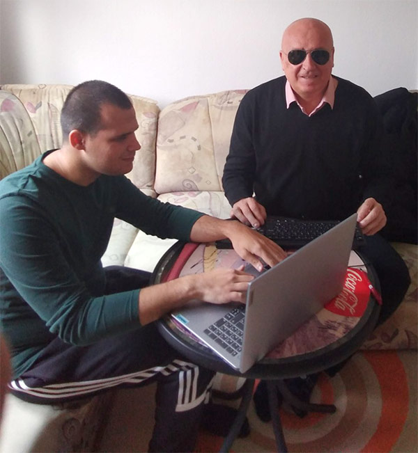 Training participant Azer Ćatović during training for Internet journalism with lecturer Hamdo Kentra