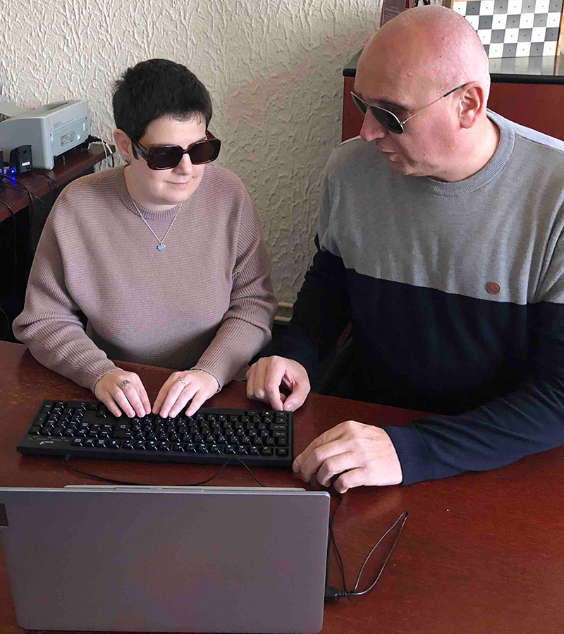Figure 2. Adrijana Salkanović during the Internet journalism training with Hamdo Kentra