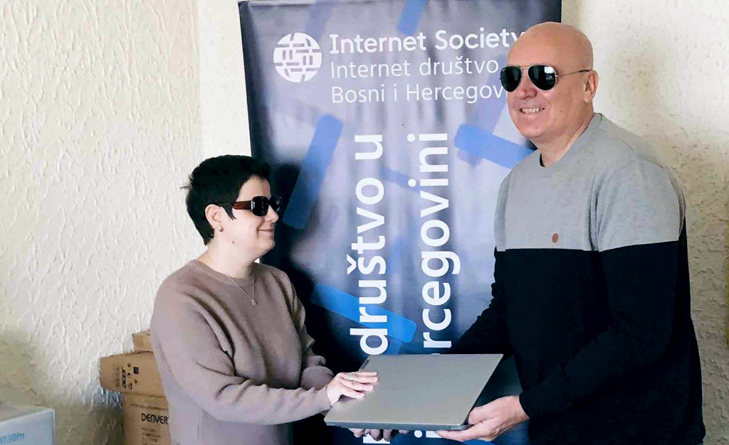 Slika 1. Hamdo Kentra uručuje laptop polaznici obuke Adrijani Salkanović